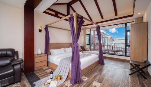 Deluxe Queen Suite