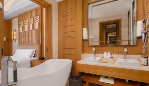 Deluxe King Room with Mountain View