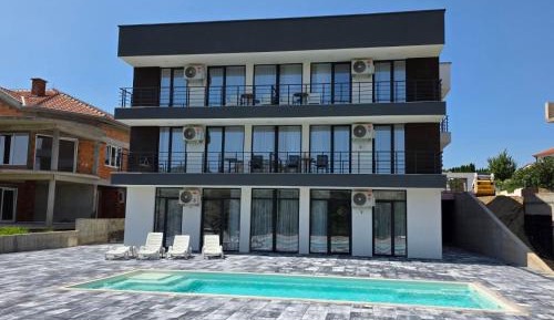 Apartment with Pool View 