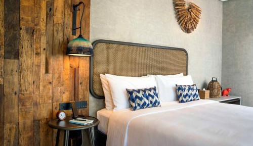 Deluxe King Room with Sea View and Pool Access