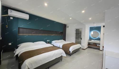 Standard Twin Room with Mountain View