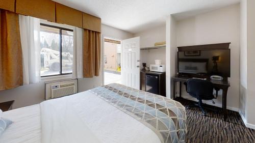 Standard Room, 1 Queen Bed (Non-Pet Friendly)