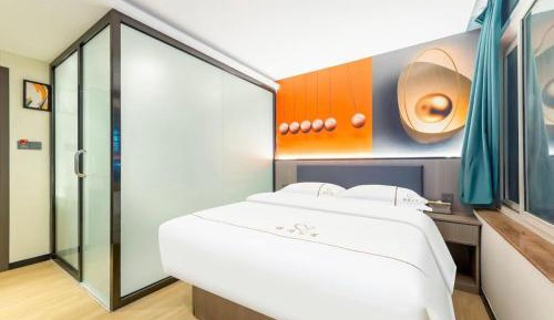 Deluxe Room (2 Adults + 1 Child)