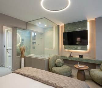 Deluxe Suite with Spa Bath