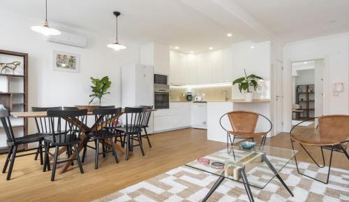 Modern 4-Bedroom Apartment with Balcony