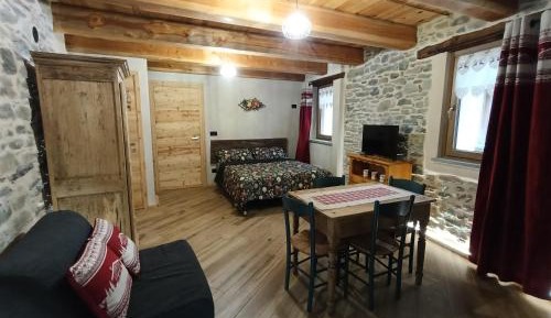 Deluxe One-Bedroom Apartment