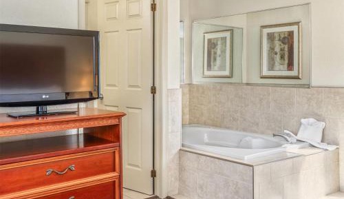 Deluxe Queen Room - Non-Smoking