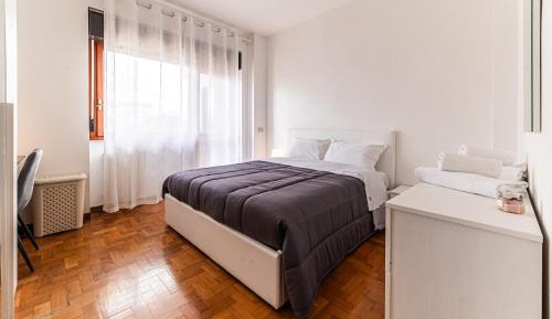 Three-Bedroom Apartment with Balcony