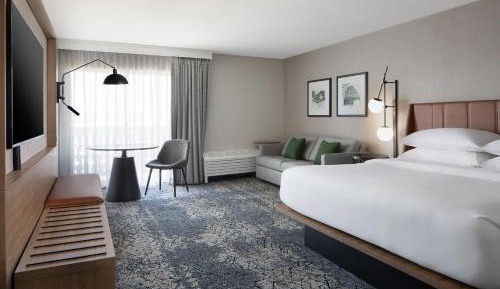 Club level, Guest room, 1 King, Alternate bed: sofa bed