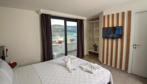 Deluxe Double Room with Side Sea View