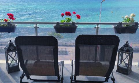 One-Bedroom Apartment with Lake View