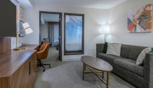 Feature Suite - Non-Smoking