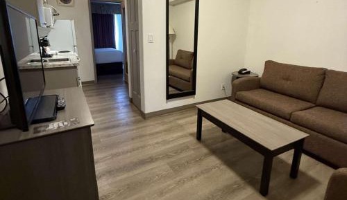 One-Bedroom Queen Suite - Non-Smoking