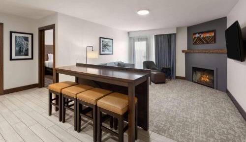 King Lodge Suite with Sunset View and Bathtub w/Grab Bars - Mobility Accessible/Non-Smoking
