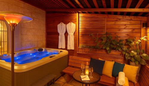 JLM Family Suite With A Private Patio and Jacuzzi