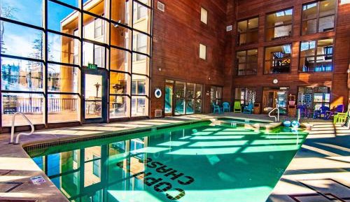 Three-Bedroom Apartment with Mountain View