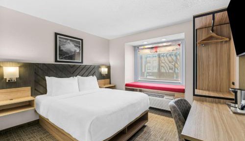 Queen Suite with Sofa Bed - Non-Smoking