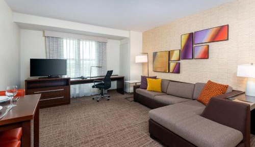 One-Bedroom King Suite with Sofa Bed and Adapted Tub - Mobility Accessible