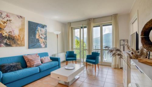 Deluxe Two-Bedroom Apartment with Lake View