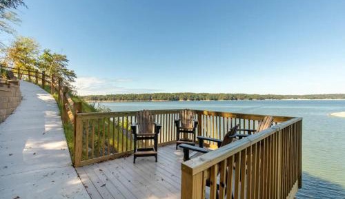 Three-Bedroom Holiday Home 