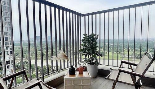 Three-Bedroom Apartment with Balcony