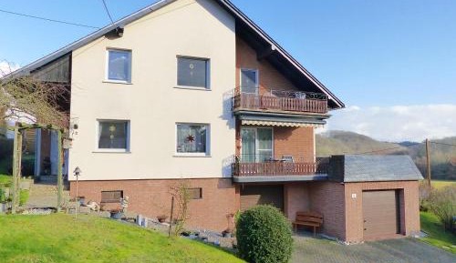 Three-Bedroom Apartment with Shower