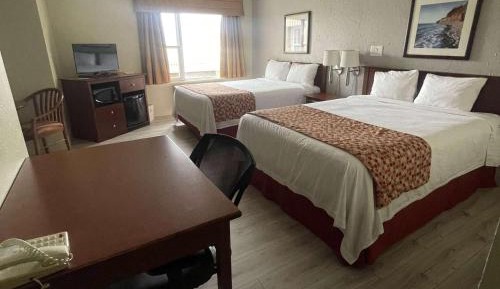 Queen Room with Two Queen Beds and One Single Bed - Non-Smoking