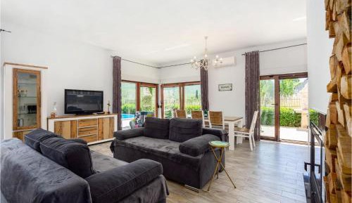 Three-Bedroom Holiday Home 