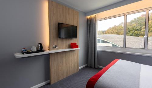 Standard Accessible Queen Room with Free Hot Breakfast