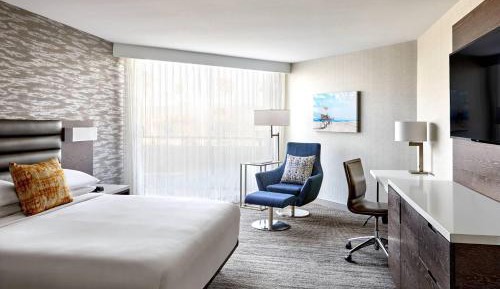 King Room with Roll-in Shower - Mobility and Hearing Accessible