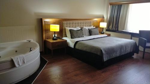 Executive Room with Spa Bath         