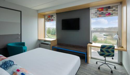 King Room with Adapted Tub - Mobility and Hearing Accessible