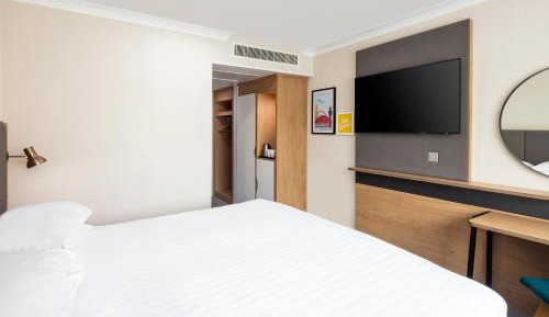 Standard Queen Room with Single Sofa Bed