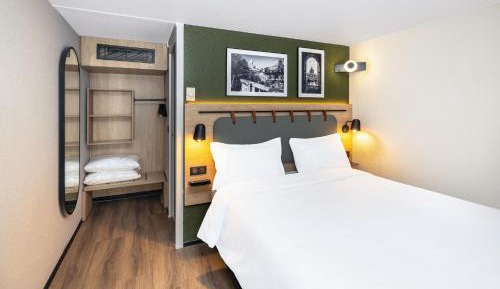 Standard Room - 1 Queen Bed
