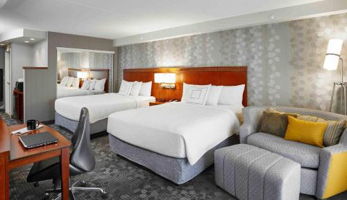 Queen Room with Two Queen Beds with Courtyard View