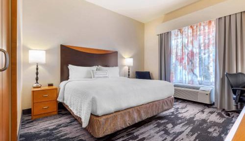 King Room with Adapted Tub - Mobility and Hearing Accessible