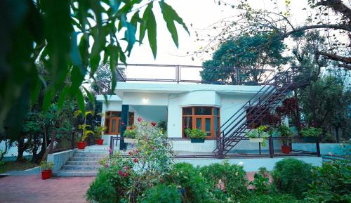 Deluxe Two-Bedroom Apartment with Garden View