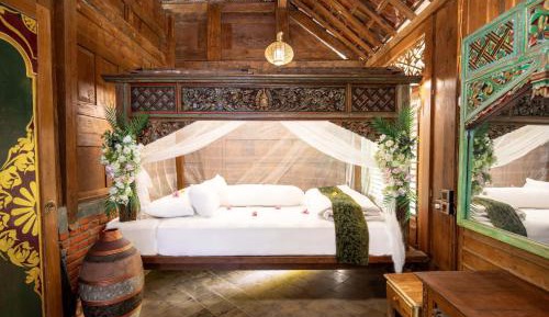 Villa with Garden View