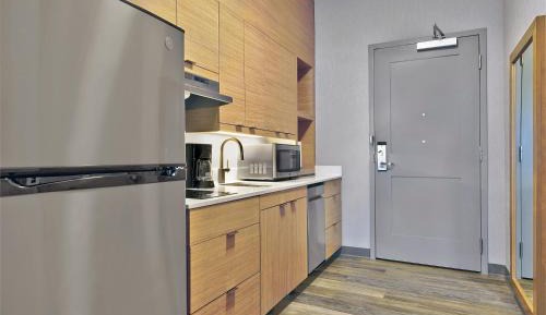 Queen Studio with Adapted Tub - Mobility Accessible