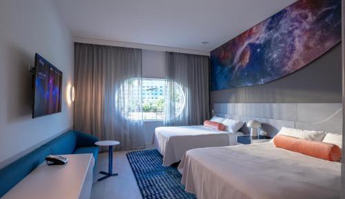 Standard 2 Queen (Includes Early Park Admission*)