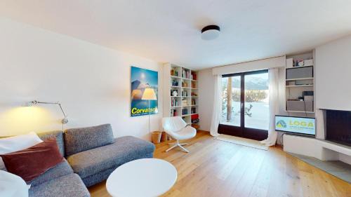 Apartment with Mountain View