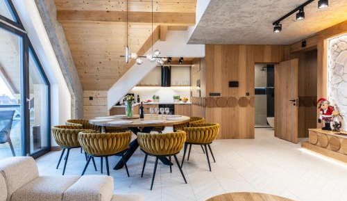 Four-Bedroom Deluxe Apartment with Balcony and jacuzzi