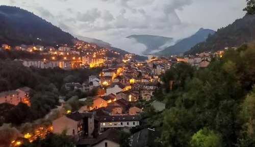 Two-Bedroom Apartment with Mountain View