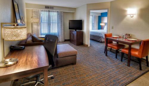 One-Bedroom Queen Suite