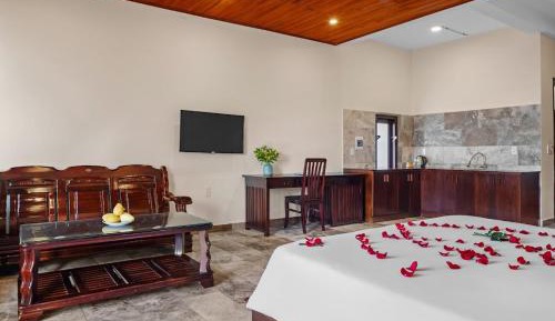 King Suite with Pool View