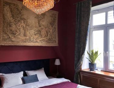 Deluxe One-Bedroom Apartment