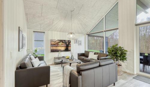 Seven-Bedroom Holiday Home