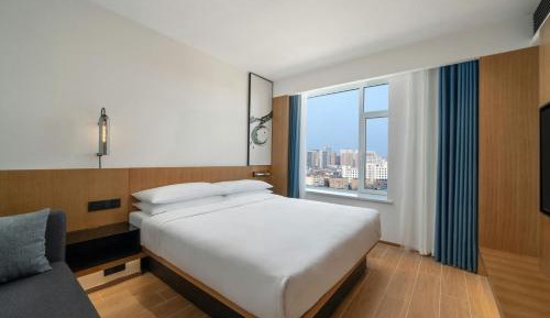Standard King Room with City View
