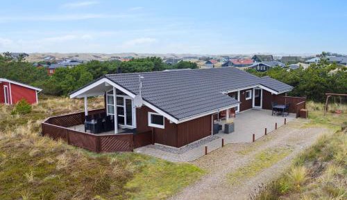 Three-Bedroom Holiday Home 