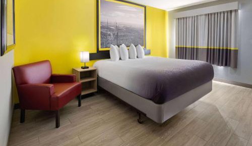 King Room with Mobility Access and Bathtub with Grab Bars, Non-Smoking